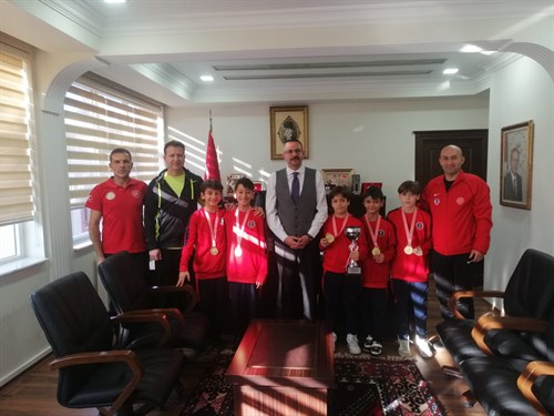 SAYIN KAYMAKAMIMIZ JİMNASTİK ŞAMPİYONLARINI MAKAMINDA AĞIRLADI